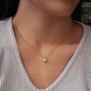 Collier classique en moissanite 1 carat en argent S925 porté par un mannequin