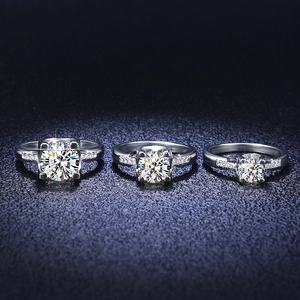 Vue détaillée de trois bagues en moissanite de tailles différentes avec serti à griffes