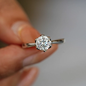 Classic six-prong round moissanite ring in S925 sterling silver for engagement