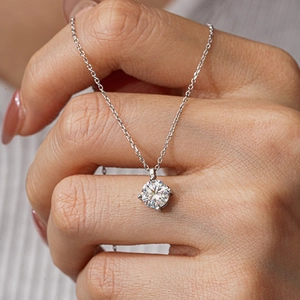 Collier classique en argent S925 avec moissanite ronde de 1 carat sur monture 4 griffes