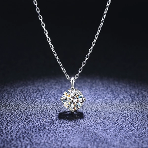 Gros plan d'un pendentif en moissanite 1 carat avec monture quatre griffes en argent 925