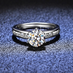 Bague en argent 925 moissanite classique à six griffes avec pierres sur velours bleu foncé