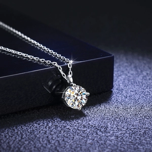 Vue macro du pendentif moissanite 1 carat avec sertissage à quatre griffes et chaîne argent