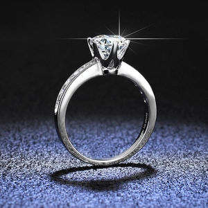 Bague en platine Pt950 avec moissanite 1,00 ct, sertissage six griffes et diamants