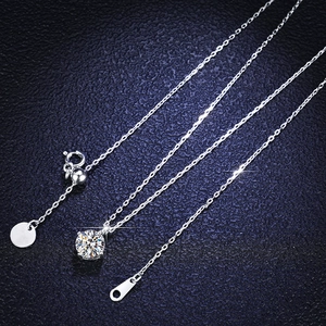 Détail du collier en argent S925 avec moissanite 1ct, curseur réglable et fermoir ressort