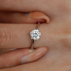 Classic six-prong 925 silver ring featuring a round brilliant-cut moissanite solitaire