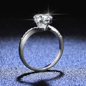 Bague en argent massif S925 moissanite avec sertissage couronne et diamants de côté pavé