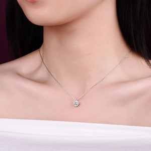 Gros plan détaillé d'un collier en argent S925 avec moissanite 1ct sur un mannequin
