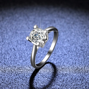 Classic round moissanite ring in S925 sterling silver with starburst effect lighting
