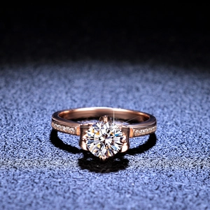 Anello in moissanite oro rosa con castone a petalo di iris e fascia in pavé di diamanti