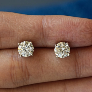 Classic S925 sterling silver four-prong stud earrings with round brilliant cut cubic zirconia