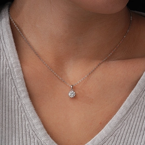 Collana classica in argento 925 con ciondolo in moissanite da 1 carato su una modella