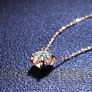 Collier tête de taureau en argent 925 avec moissanite et finition or rose chic