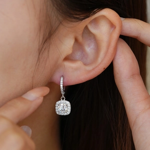 Élégantes boucles d'oreilles pendantes halo en argent S925 avec moissanite sur mannequin