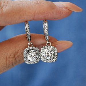 Boucles d'oreilles carrées halo en argent 925 avec pierres de moissanite rondes brillantes