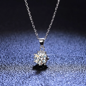 Macro del ciondolo in moissanite da 1 carato con classica montatura a griffe multiple