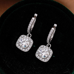 Boucles d'oreilles de luxe en argent S925 et moissanite dans un écrin en velours vert