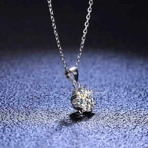 Dettaglio di un ciondolo a fiocco di neve in moissanite da 1 carato su catena in argento
