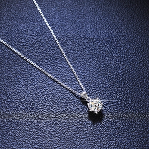 Dettaglio macro del ciondolo in moissanite da 1 carato con montatura a sei griffe in argento