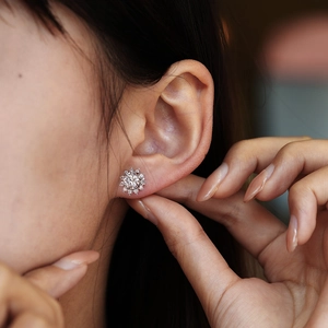 Elegant S925 sterling silver sunflower stud earrings with brilliant moissanite stones