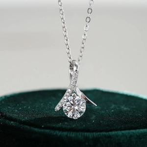 S925 Sterling Silver Moissanite Pendant Necklace For Women Classic 1 Carat Ribbon Chevron Design Zirconia Clavicle Chain Jewelry