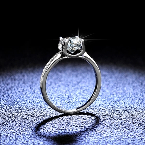 Eleganter Ring aus 925er Sterlingsilber mit Moissanit, Sechs-Krallen-Fassung und Akzenten