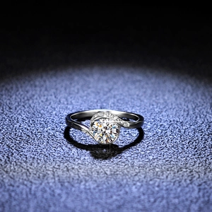 Elegante anello in argento 925 con moissanite, castone a spirale e pietre laterali