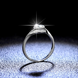 Anello in argento S925 con pietra centrale in moissanite da 1ct e piccoli diamanti laterali