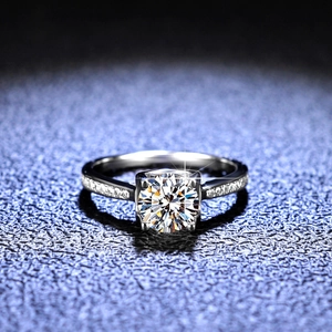 Klassischer 925er Sterling Silber Moissanit Ring mit brillantem Rundschliff und Pavee-Fassung