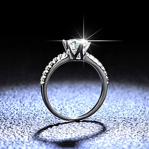 Anello a corona classico in moissanite D da 1 carato con pietre laterali pavé
