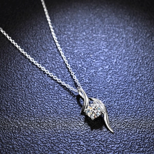 Macro shot of S925 sterling silver ribbon pendant with 1 carat moissanite gemstone
