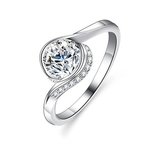 Anello in argento sterling 925 con moissanite e fascia a torsione decorata con piccoli pavé