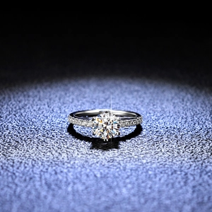 Anello classico in argento con moissanite da 1 carato, montatura a sei griffe e pavé