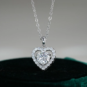 Elegante S925 Sterlingsilber Herzkette mit 1 Karat Moissanit Stein und Diamant-Halo-Effekt