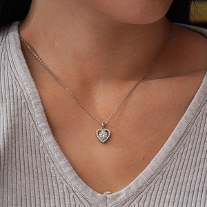 Elegante Halskette mit Herzanhänger aus S925 Silber und 1 Karat Moissanit an einem Model