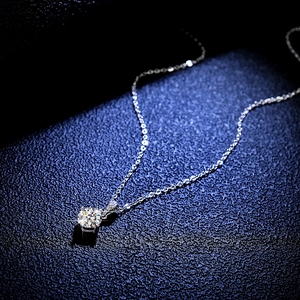 Collier classique en argent 925 avec pendentif moissanite 1 carat et serti à quatre griffes