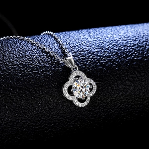 Collier trèfle en argent S925 avec une moissanite de 1ct sur fond noir élégant