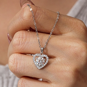 Elegante S925 Sterling Silber Herzanhänger Halskette mit 1 Karat funkelndem Moissanit-Stein
