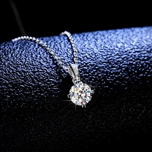 Collier classique en argent 925 avec pendentif en moissanite ronde de 1 carat de haute qualité