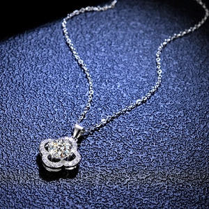 Collier trèfle à quatre feuilles en argent 925 avec moissanite 1 carat et pétales pavés