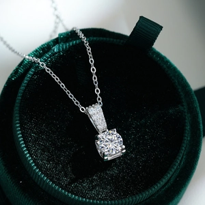 Collier classique en argent sterling 925 avec pendentif en moissanite et solitaire rond