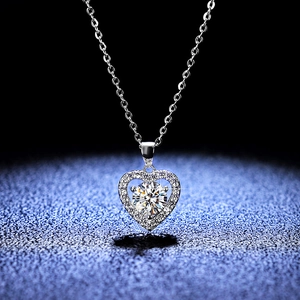 Makroaufnahme von S925 Silber Herzanhänger mit 1ct Moissanit und glänzenden Steinen