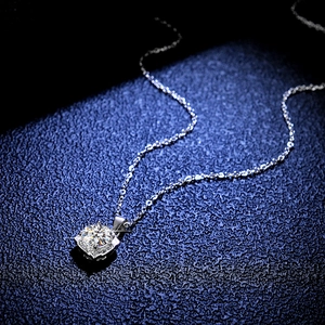 Collier élégant en argent 925 avec un pendentif carré en moissanite de 1 carat sur fond bleu