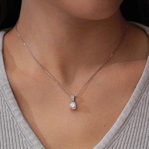 Collier classique en argent sterling 925 avec pendentif carré moissanite sur un mannequin