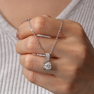 Collier classique en argent 925 avec moissanite ronde et monture à 4 griffes élégante