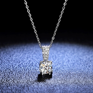 Détail macro du pendentif tête de taureau en argent 925 avec moissanite brillante