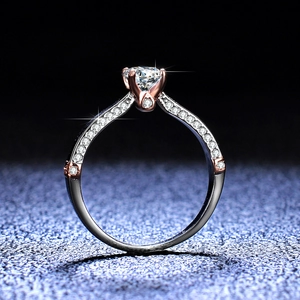Anello moissanite bicolore argento e oro rosa con pietra tonda brillante a quattro griffe