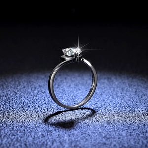 Bague solitaire élégante en moissanite couleur D et argent 925 avec serti à quatre griffes