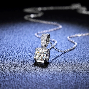 Gros plan du pendentif en moissanite argent 925 avec serti classique à quatre griffes
