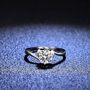 Élégante bague cœur argentée couleur D avec pierre ronde brillante sur fond bleu